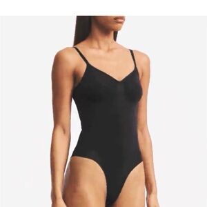 NWOT Skims Women’s Seamless Sculpt Bodysuit in Color Onyx in size S/M